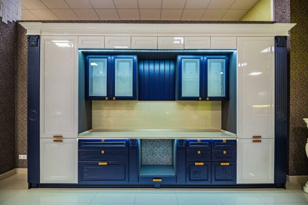 Бело-синяя кухня в классическом стиле Versace в Калининграде