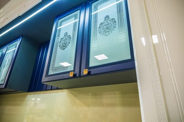 Бело-синяя кухня в классическом стиле Versace в Калининграде