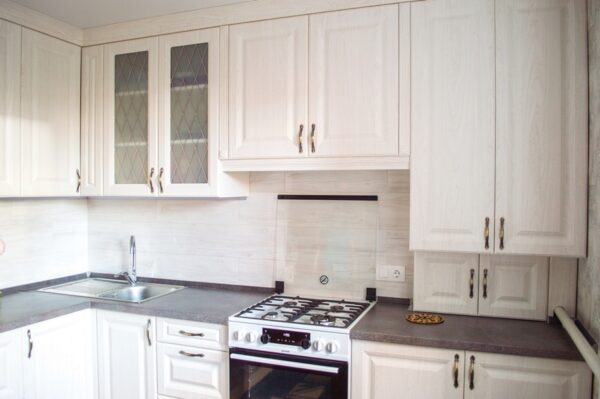 Белая угловая кухня с радиусными фасадами в классическом стиле. Кухни на заказ в Калининграде
