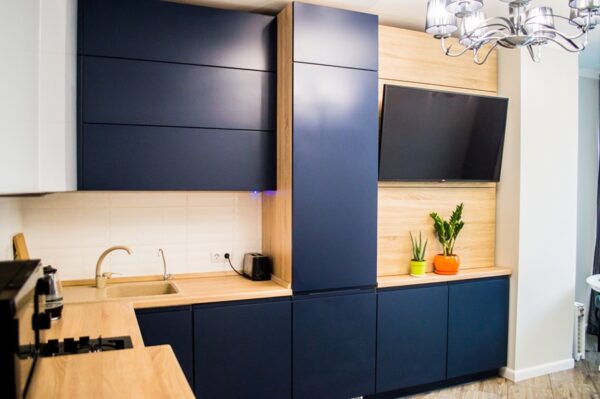 Угловая кухня с прямыми контрастными фасадами в стиле модерн на заказ в Калининграде