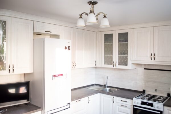 Белая угловая кухня с радиусными фасадами в классическом стиле. Кухни на заказ в Калининграде
